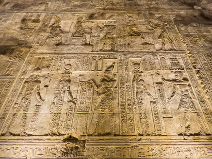 Innenansicht der Reliefs im Tempel der Hathor, Dendera-Tempelkomplex, Dendera, Ägypten, Nordafrika, Afrika - RHPLF28261