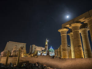 Der atemberaubende Luxor-Tempel, der 1400 v. Chr. erbaut wurde, gehört zum UNESCO-Weltkulturerbe und ist eine der Hauptattraktionen in Luxor, Ägypten - RHPLF28265