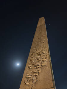 Faszinierender Blick auf den antiken, vom Vollmond beleuchteten Obelisken im Luxor-Tempel, einer UNESCO-Welterbestätte in Ägypten - RHPLF28266