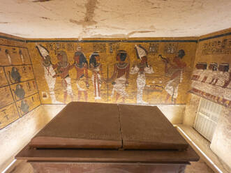 Erlesene Reliefs und Malereien schmücken das Grab von Tutanchamun, in dessen Zentrum sein Sarkophag steht, im Tal der Könige, einer UNESCO-Welterbestätte in Theben, Ägypten, Nordafrika - RHPLF28269