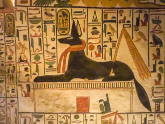 Erlesene Reliefs und Malereien schmücken das Grab von Nefertari, der angesehenen Frau von Pharao Ramses II., im Tal der Königinnen, einer UNESCO-Welterbestätte in Theben, Ägypten - RHPLF28271
