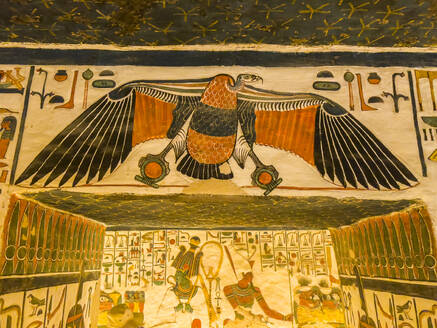 Erlesene Reliefs und Malereien schmücken das Grab von Nefertari, der großen Frau von Pharao Ramses II., das zum UNESCO-Weltkulturerbe in Theben, Ägypten, gehört - RHPLF28273