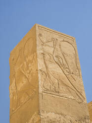 Säulen im Schrein der Hathor auf der oberen Terrasse des Totentempels der Hatschepsut in Deir al-Bahri, einer UNESCO-Welterbestätte in Theben, Ägypten - RHPLF28277