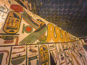 Erlesene Reliefs und Malereien schmücken das Grab von Nefertari, der großen Frau von Pharao Ramses II., das zum UNESCO-Weltkulturerbe in Theben, Ägypten, gehört - RHPLF28278