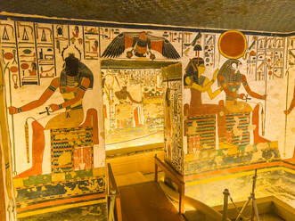 Erlesene Reliefs und Malereien schmücken das Grab von Nefertari, der Großen Gemahlin von Pharao Ramses II., ein UNESCO-Weltkulturerbe in Theben, Ägypten - RHPLF28283