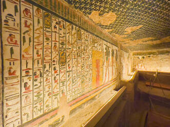 Erlesene Reliefs und Malereien schmücken das Grab von Nefertari, der geliebten Frau von Pharao Ramses II., ein UNESCO-Weltkulturerbe in Theben, Ägypten - RHPLF28285