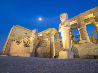 Der atemberaubende Luxor-Tempel, der um 1400 v. Chr. erbaut wurde, gehört zum UNESCO-Weltkulturerbe in Luxor, Theben, Ägypten, und ist ein Muss für jeden Besucher - RHPLF28286