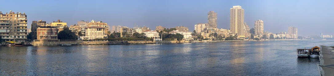 Atemberaubender Panoramablick auf die Uferpromenade des Kairoer Westufers, der die Schönheit des Nils in Nordafrika zeigt - RHPLF28292