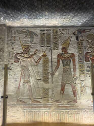 Erlesene Reliefs und Malereien schmücken das Grab von Ramses III. im Tal der Könige, einer UNESCO-Welterbestätte in Theben, Ägypten - RHPLF28300