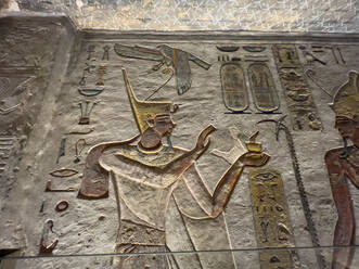 Aufwändige Reliefs und Malereien schmücken das Grab von Ramses III. in Grab KV11, einer UNESCO-Welterbestätte in Theben, Ägypten - RHPLF28305