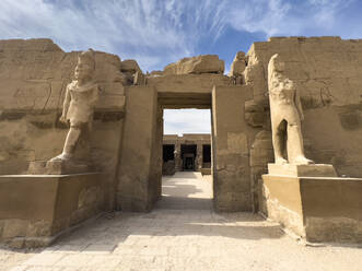 Der Karnak-Tempelkomplex, eine UNESCO-Weltkulturerbestätte in der Nähe von Luxor, Ägypten, ist eine beeindruckende Sammlung von Tempeln, Kapellen und Gebäuden - RHPLF28314