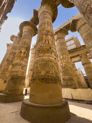 Erforschen Sie die Pracht der Großen Hypostyle-Halle, Teil des Karnak-Tempelkomplexes, einer UNESCO-Weltkulturerbestätte in Luxor, Ägypten - RHPLF28317