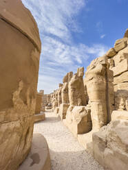 Der Karnak-Tempelkomplex, eine UNESCO-Welterbestätte in der Nähe von Luxor, Ägypten, ist eine weitläufige Ansammlung von Tempeln, Kapellen und anderen Bauwerken - RHPLF28319