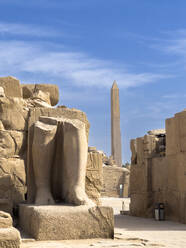 Der beeindruckende Obelisk der Hatschepsut erhebt sich im Tempelkomplex von Karnak, einer UNESCO-Welterbestätte in der Nähe von Luxor, Ägypten - RHPLF28322