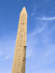 Der Obelisk von Thutmosis I. steht im Tempelkomplex von Karnak, einer UNESCO-Welterbestätte in der Nähe von Luxor, Ägypten - RHPLF28323