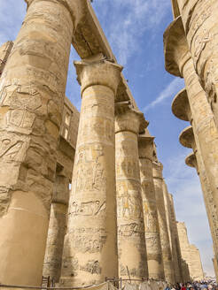 Die beeindruckende Große Hypostylhalle im Karnak-Tempelkomplex, einem UNESCO-Weltkulturerbe, besteht aus einer Mischung aus Tempeln, Pylonen und Kapellen in der Nähe von Luxor, Theben, Ägypten, in Nordafrika - RHPLF28328