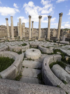 Antike Säulen in Jerash, Jordanien, einer Stadt, die vermutlich von Alexander dem Großen im Jahr 331 v. Chr. gegründet wurde - RHPLF28334