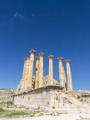 Antike Säulen umgeben ein Gebäude in Jerash, Jordanien, das angeblich von Alexander dem Großen im Jahr 331 v. Chr. gegründet wurde - RHPLF28335