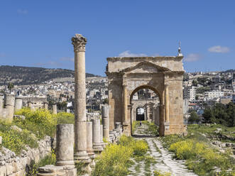 Säulenbogen in der antiken Stadt Jerash, gegründet von Alexander dem Großen im Jahr 331 v. Chr., in Jordanien - RHPLF28339