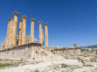 Antike Säulen umgeben ein Gebäude in Jerash, Jordanien, das angeblich von Alexander dem Großen im Jahr 331 v. Chr. gegründet wurde - RHPLF28341