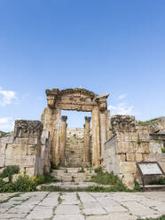 Antike Säulen in Jerash, Jordanien, einer Stadt, die vermutlich von Alexander dem Großen im Jahr 331 v. Chr. gegründet wurde - RHPLF28343