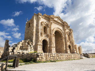 The Arch of Hadrian in Jerash, believed to have been founded in 331 BC by Alexander the Great, Jerash, Jordan, Middle East - RHPLF28348