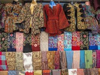 Verkaufsstände mit Jacken und bunten Stoffen in der historischen Stadt Jerash im Nahen Osten - RHPLF28351