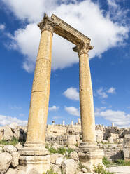 Säulen auf dem ovalen Platz in Jerash, Jordanien, einer antiken Stadt, die vermutlich von Alexander dem Großen im Jahr 331 v. Chr. gegründet wurde - RHPLF28352