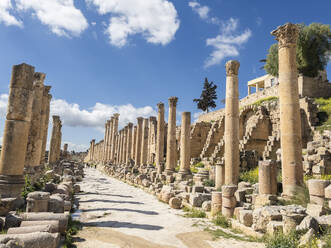 Säulenbogen in der antiken Stadt Jerash, gegründet von Alexander dem Großen im Jahr 331 v. Chr., in Jordanien - RHPLF28353