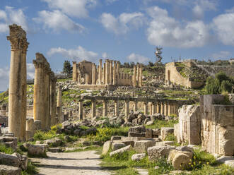 Säulen auf dem ovalen Platz in der antiken Stadt Jerash, gegründet im Jahr 331 v. Chr. von Alexander dem Großen, in Jordanien - RHPLF28357