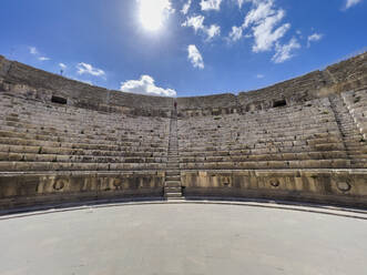 Das große Nordtheater in der antiken Stadt Jerash, die vermutlich 331 v. Chr. von Alexander dem Großen gegründet wurde, Jerash, Jordanien, Naher Osten - RHPLF28362