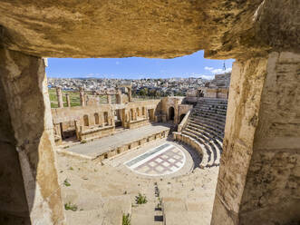 Das große Nordtheater in der antiken Stadt Jerash, die vermutlich 331 v. Chr. von Alexander dem Großen gegründet wurde, Jerash, Jordanien, Naher Osten - RHPLF28369