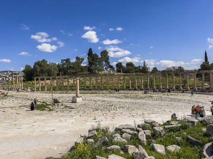 The Oval Forum and Cardo Maximus in the ancient city of Jerash, believed to be founded in 331 BC by Alexander the Great, Jerash, Jordan, Middle East - RHPLF28381