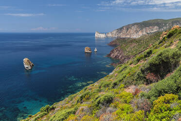 Costa Verde mit Pan de Zucchero und Agusteri-Felsen, Nebida, Bezirk Sud Sardegna, Sardinien, Italien, Mittelmeer, Europa - RHPLF28485