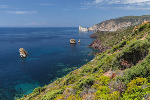 Costa Verde mit Pan de Zucchero und Agusteri-Felsen, Nebida, Bezirk Sud Sardegna, Sardinien, Italien, Mittelmeer, Europa - RHPLF28485