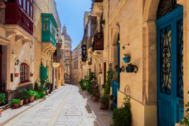 Traditional Maltese limestone buildings with coloured balconies in the vibrant alleys of the old city of Birgu (Citta Vittoriosa), Malta, Mediterranean, Europe - RHPLF28505
