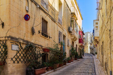 Traditional Maltese limestone buildings with coloured balconies in the vibrant alleys of the old city Birgu (Citta Vittoriosa), Malta, Mediterranean, Europe - RHPLF28506