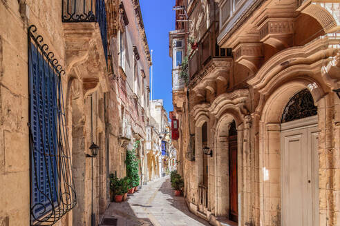 Traditional Maltese limestone buildings with coloured balconies in the vibrant alleys of the old city of Birgu (Citta Vittoriosa), Malta, Mediterranean, Europe - RHPLF28507