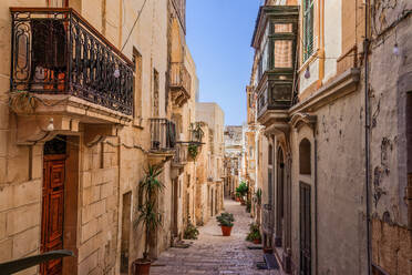 Traditional Maltese limestone buildings with coloured balconies in the vibrant alleys of the old city of Birgu (Citta Vittoriosa), Malta, Mediterranean, Europe - RHPLF28509