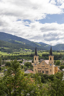 View to the Church of the Assumption of Mary, Bruneck, Sudtirol (South Tyrol) (Province of Bolzano), Italy, Europe - RHPLF28568