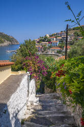 View of harbour and colourful houses in Assos, Assos, Kefalonia, Ionian Islands, Greek Islands, Greece, Europe - RHPLF28746