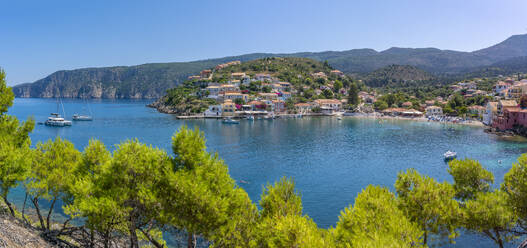 View of harbour and colourful houses in Assos, Assos, Kefalonia, Ionian Islands, Greek Islands, Greece, Europe - RHPLF28793