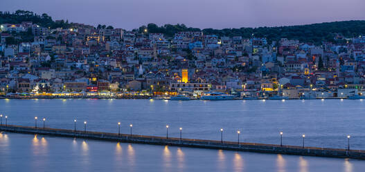 Blick auf Argostoli, Hauptstadt von Kefalonia und De Bosset Brücke in der Abenddämmerung, Argostolion, Kefalonia, Ionische Inseln, Griechische Inseln, Griechenland, Europa - RHPLF28803