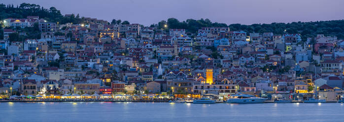 Blick auf Argostoli, Hauptstadt von Kefalonia und De Bosset Brücke in der Abenddämmerung, Argostolion, Kefalonia, Ionische Inseln, Griechische Inseln, Griechenland, Europa - RHPLF28805