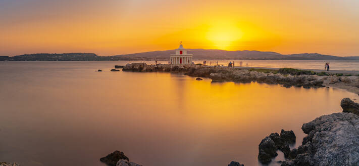 Blick auf den Leuchtturm Saint Theodore bei Sonnenuntergang, Argostolion, Kefalonia, Ionische Inseln, Griechische Inseln, Griechenland, Europa - RHPLF28815