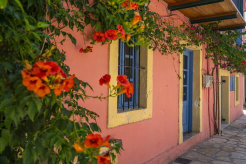 Colourful house in Fiskardo harbour, Fiskardo, Kefalonia, Ionian Islands, Greek Islands, Greece, Europe - RHPLF28816