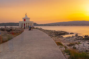 Blick auf den Leuchtturm Saint Theodore bei Sonnenuntergang, Argostolion, Kefalonia, Ionische Inseln, Griechische Inseln, Griechenland, Europa - RHPLF28818