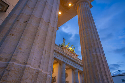 View of Brandenburg Gate at dusk, Pariser Square, Unter den Linden, Berlin, Germany, Europe - RHPLF28841