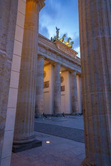 View of Brandenburg Gate at dusk, Pariser Square, Unter den Linden, Berlin, Germany, Europe - RHPLF28843