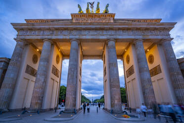 View of Brandenburg Gate at dusk, Pariser Square, Unter den Linden, Berlin, Germany, Europe - RHPLF28844